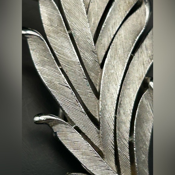 Vintage Crown Trifari Silver-Tone Feather Brooch - Picture 4 of 8